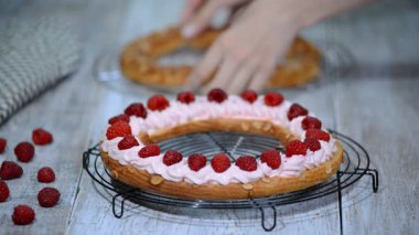 Ahududu ile choux pasta pasta kek Paris Brest.