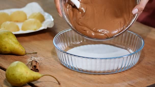 女厨师把面糊倒入烤盘里 用梨做巧克力馅饼 — 图库视频影像