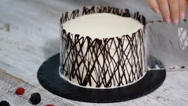 Décorer le gâteau avec du chocolat. Gâteau au chocolat avec crème . — Video