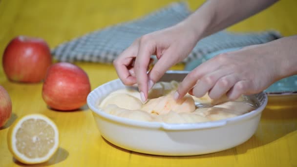 Kadın el elma kek yapmak. Yakın çekim. — Stok video
