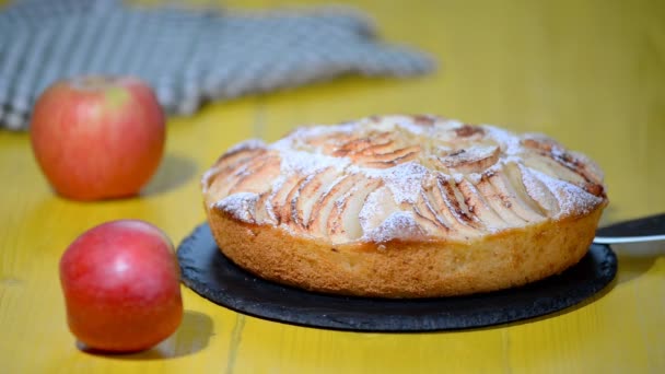 Tarte aux pommes traditionnelle Charlotte — Video