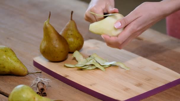Ξεφλούδισμα αχλάδια. Κάνοντας Πίτα σοκολάτας αχλάδι. — Αρχείο Βίντεο