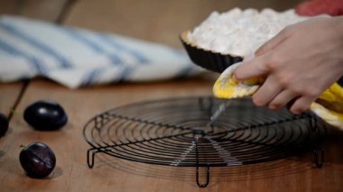 Beze üstüne ile lezzetli Erik tart.