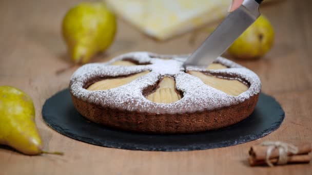 Pastel de chocolate casero con peras. Pastel de pera de chocolate . — Vídeo de stock