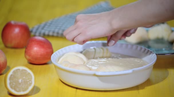 Femmes main faisant gâteau aux pommes. Gros plan . — Video