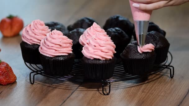 Nő díszítő finom házi cupcakes krém. — Stock videók