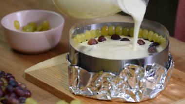 Adım adım. Yapma mousse kek üzüm ile.