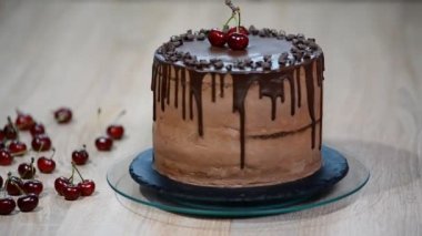 Kiraz ve çikolata krema ile çikolatalı kek.