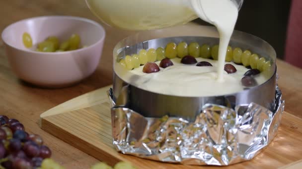 Stap voor stap. Making mousse cake met druiven. — Stockvideo