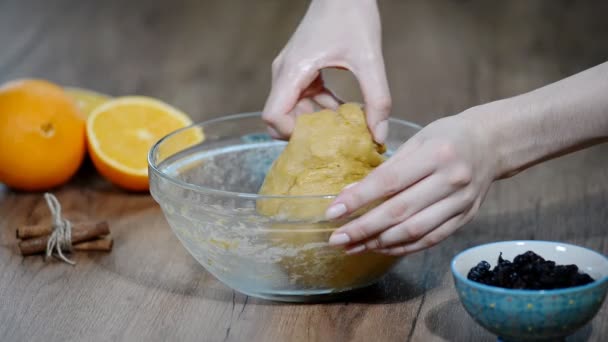 Att göra söta russin degen. Förbereda bullar bröd. — Stockvideo