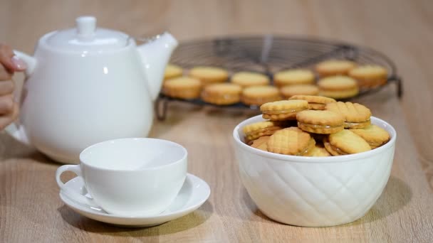 Eine Tasse Tee mit Keksen. Kekse mit Caramel dulce de leche. — Stockvideo