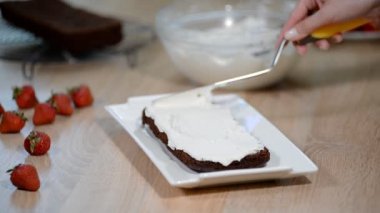 krem şanti ile dekorasyon kek pişirmek.