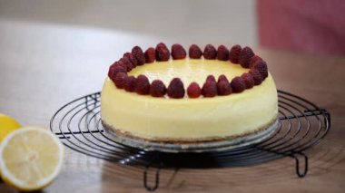 Ahududu ile vanilya New York cheesecake.