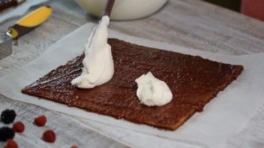 Vanilyalı krema ve ahududu ile çikolata İsviçre rulo yapma.