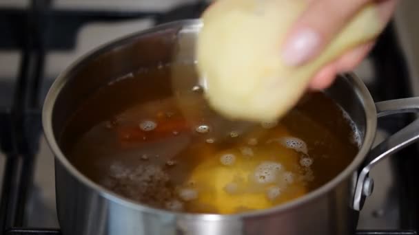 Añadir mitades de pera en agua hirviendo . — Vídeos de Stock
