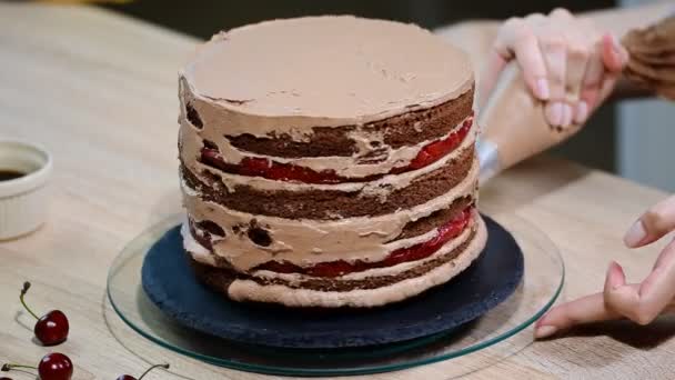 Kocken dekorera en läcker tårta med choklad grädde. — Stockvideo
