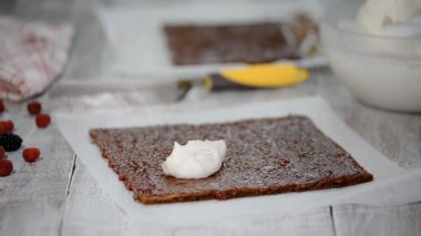 Vanilyalı krema ve ahududu ile çikolata İsviçre rulo yapma.