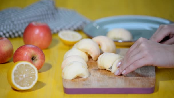 Corte de manzana en trozos en una tabla de cortar . — Vídeos de Stock