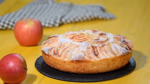 Torta di mele tradizionale di festa Charlotte — Video Stock