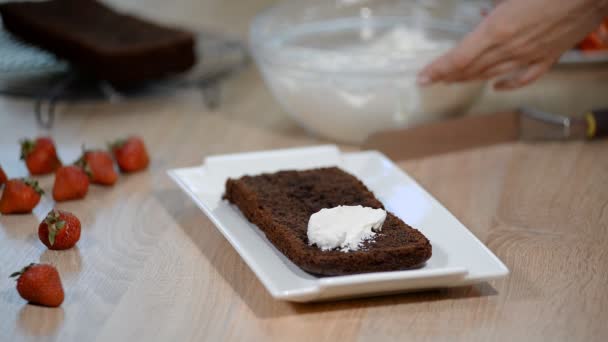 Cocinar pastel de decoración con crema batida . — Vídeo de stock