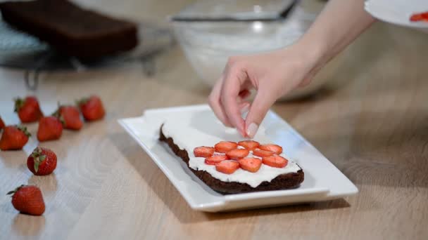 Ręka kobiece pastry chef sprawia, że pyszne ciasto truskawkowe. Deser gotowanie w kuchni. — Wideo stockowe