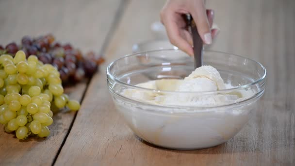 De Chef van het gebakje taart maken in de keuken, chef-kok mixturing deeg met garde op keuken. Biscuit maken. — Stockvideo