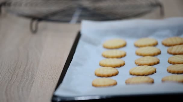 Galletas de mantequilla horneada recién horneadas que salen del horno . — Vídeo de stock