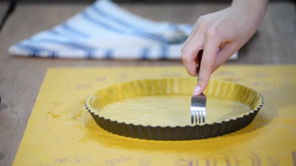 Pincha la base de la caja de pasteles con un tenedor. Hacer tarta de pastel de manzana Serie . — Vídeos de Stock