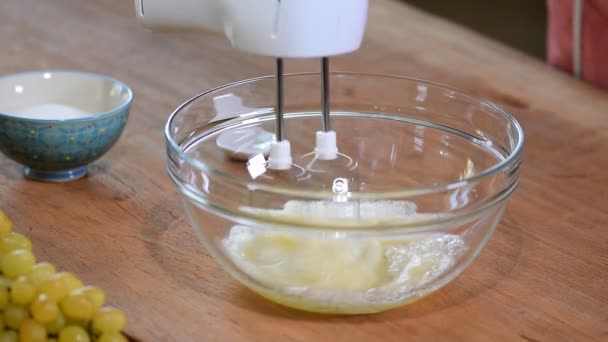 Kvinna händer slog äggvitor kräm med mixer i skålen. — Stockvideo