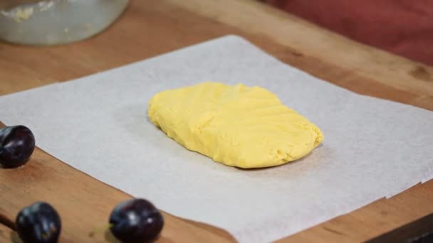 Roll ki tésztát között két réteg pergamen sütés — Stock videók