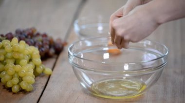 Kadın el ayırmak için bir yumurta kırma beyaz ve sarısı ve yumurta kabukları arka plan, yumurta.