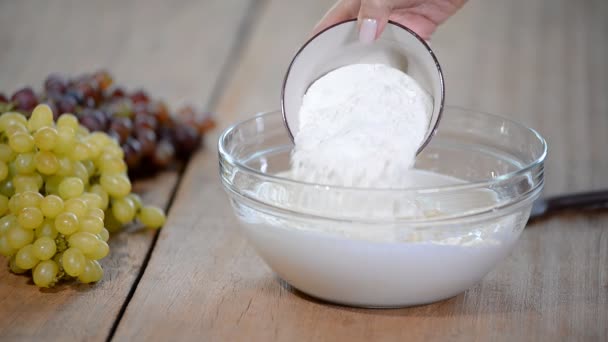 女性では、ねり粉に小麦粉を追加します。スポンジ ケーキを作る. — ストック動画