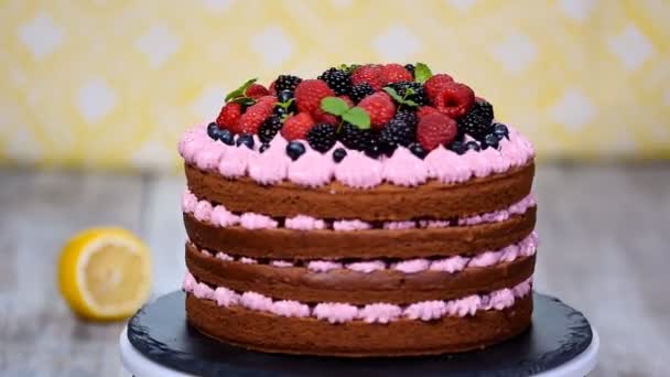 Traditionelle hausgemachte Schokoladenkuchen. süßes Gebäck Dessert mit Beeren. — Stockvideo