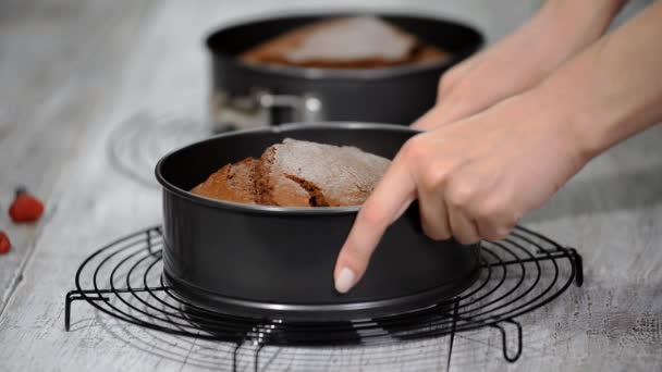 Fille retirer le gâteau au chocolat du moule . — Video