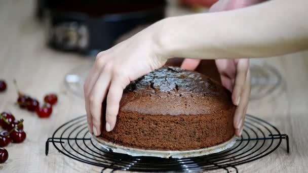 Ragazza rimuovere torta al cioccolato dallo stampo . — Video Stock