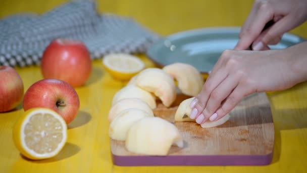 Skär äpple i bitar på en skärbräda. — Stockvideo