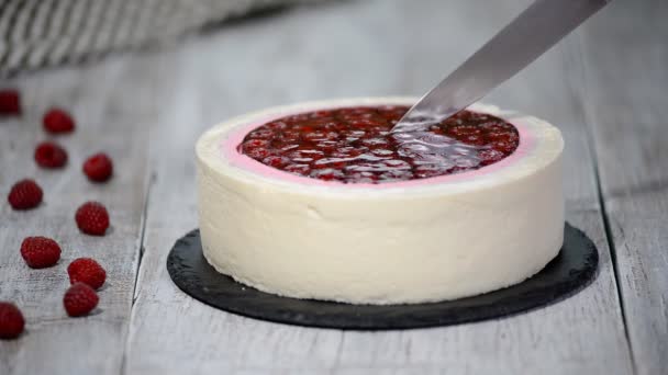 Snijden mousse van frambozen crème taart. Frambozen cake. — Stockvideo