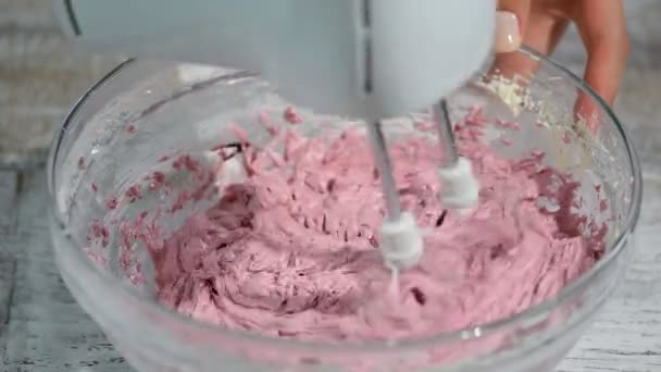 用搅拌机浆果奶油打。在厨房工作的过程. — 图库视频影像