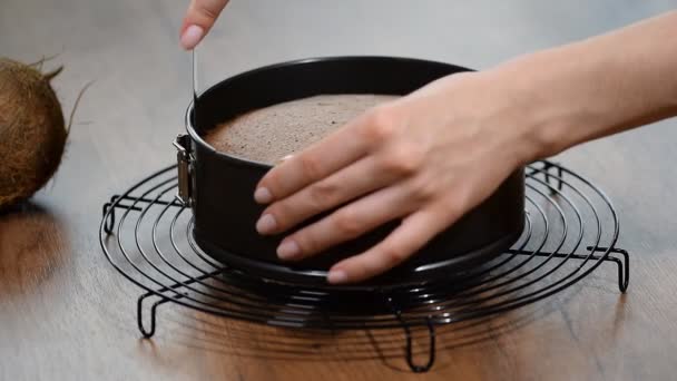 Menina remover bolo de chocolate do molde . — Vídeo de Stock