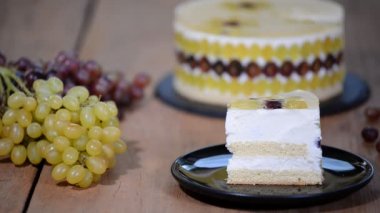 Parça ev yapımı mousse kek üzüm ile.