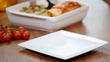 Ev yapımı tavuk enchiladas beyaz bir tabak içinde