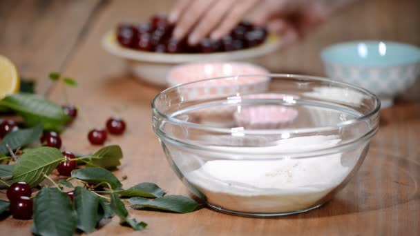 Hausgemachten Kirschkuchen in der Küche zubereiten. Herstellung von Kirschfüllung — Stockvideo