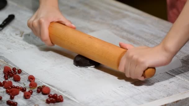 Розкачати Тісто Тістечок Виготовлення Шоколадного Шару Торта — стокове відео