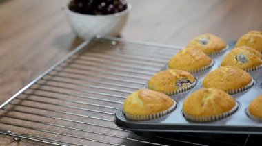 Taze pişmiş lezzetli Muffins pişirme pan içinde kiraz ile.