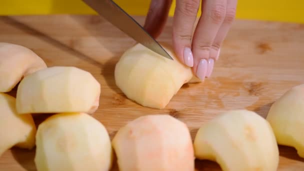 Apfel auf Schneidebrett in Stücke schneiden. — Stockvideo