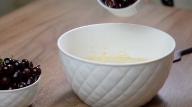 Ayrıca meyilli kiraz. Kiraz muffins yapma.