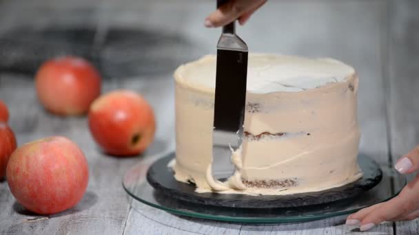 Chef-kok versieren een heerlijk gebak met slagroom. Maken van de karamel Apple Cake — Stockvideo