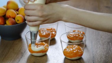 Bir cam pasta çantasından krema sıkma el.