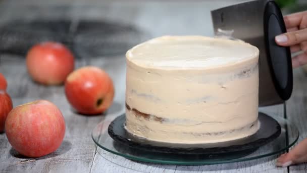 Chef dekoriert einen leckeren Kuchen mit Sahne. Herstellung von Karamell-Apfelkuchen. — Stockvideo