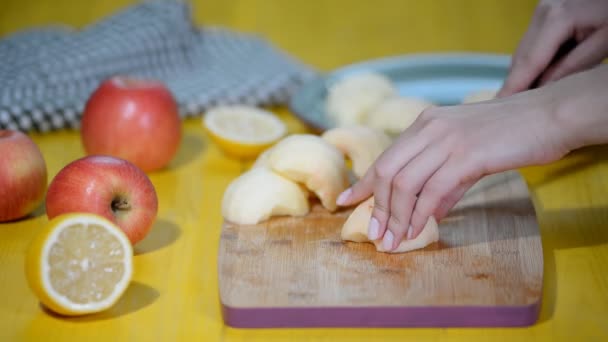 Разрезание Apple на куски на разделочной доске . — стоковое видео